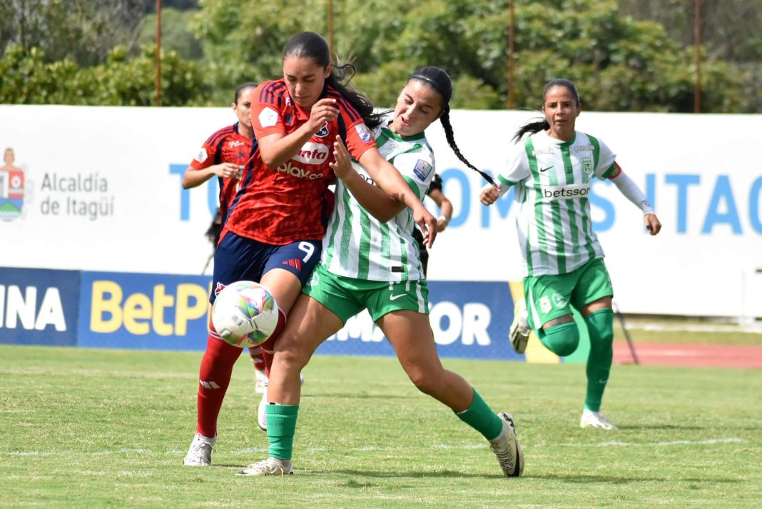 clasico-femenino-paisa-con-emociones-divididas clasico-femenino-paisa-con-emociones-divididas